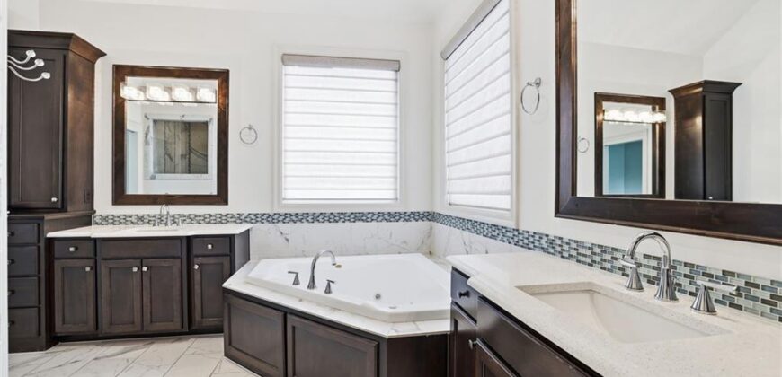 6119 Southlake Drive, Parkville, MO 64152