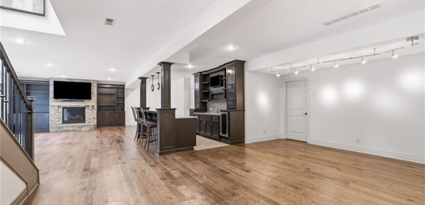 6119 Southlake Drive, Parkville, MO 64152