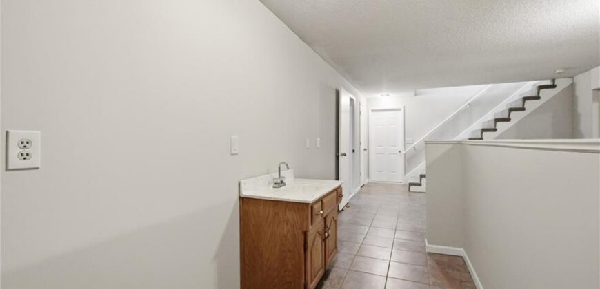 3901 NE Hill Haven Road, Kansas City, MO 64117