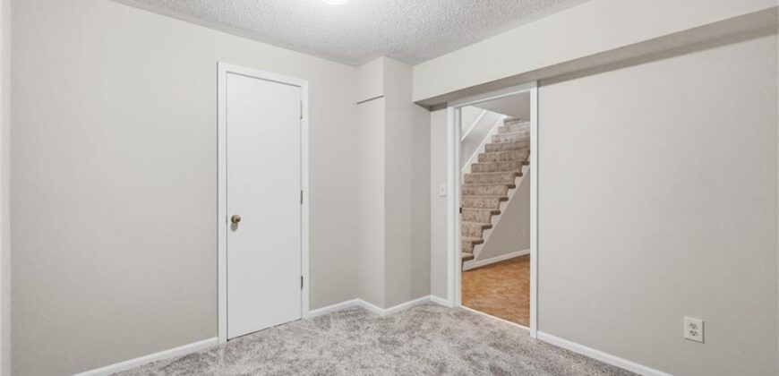 3901 NE Hill Haven Road, Kansas City, MO 64117