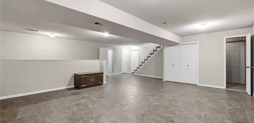 3901 NE Hill Haven Road, Kansas City, MO 64117