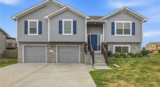301 NE 192nd Terrace, Smithville, MO 64089
