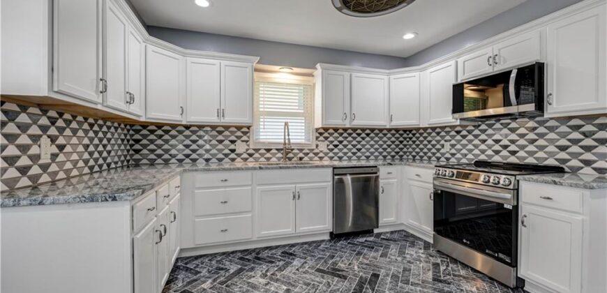 404 NW Briarcliff Road, Kansas City, MO 64116