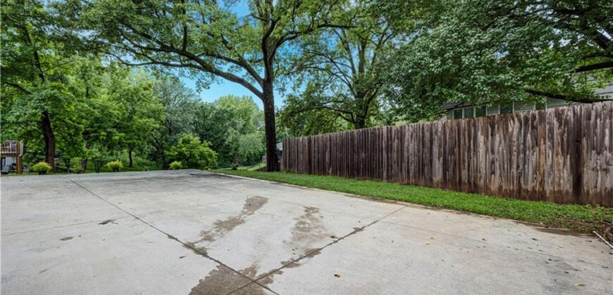 404 NW Briarcliff Road, Kansas City, MO 64116