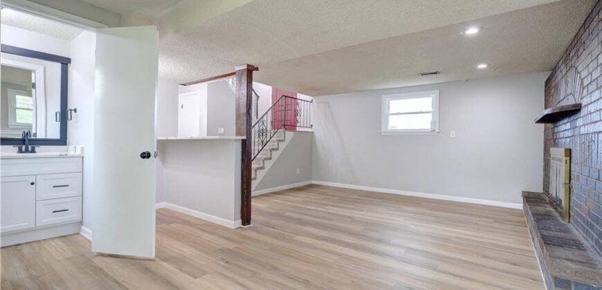 11015 NW Crooked Road, Kansas City, MO 64152