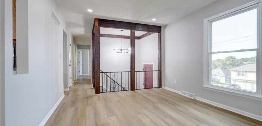 11015 NW Crooked Road, Kansas City, MO 64152