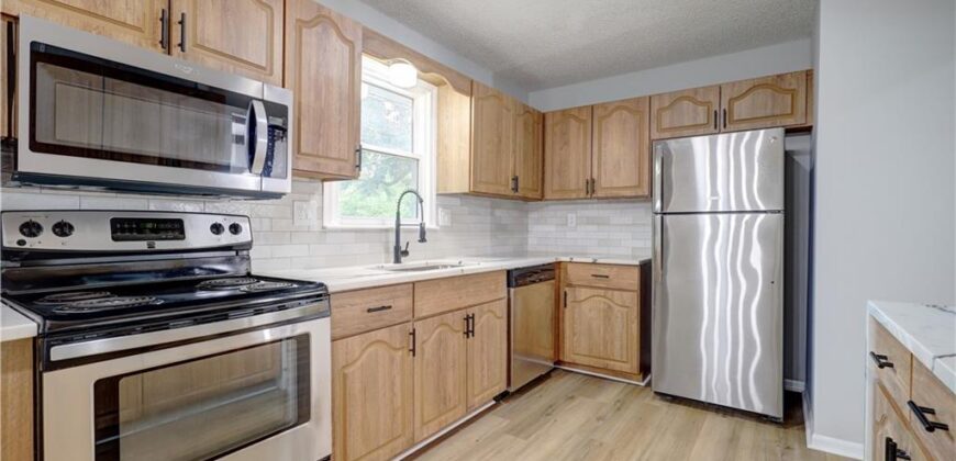 11015 NW Crooked Road, Kansas City, MO 64152