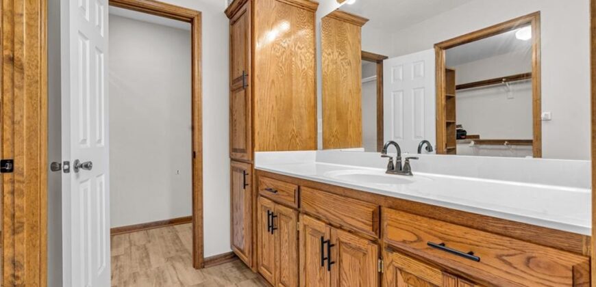 9613 N Locust Drive, Kansas City, MO 64155