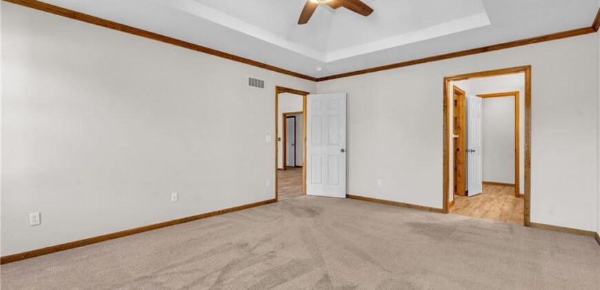 9613 N Locust Drive, Kansas City, MO 64155
