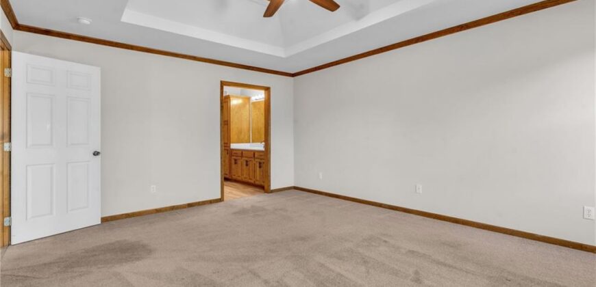 9613 N Locust Drive, Kansas City, MO 64155