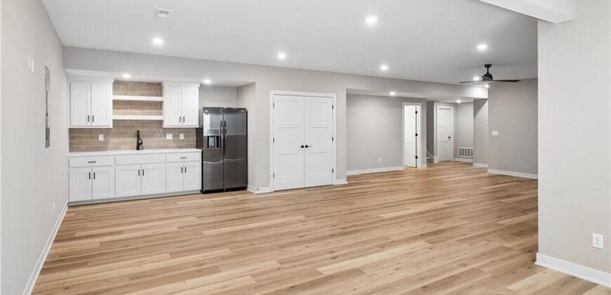 5782 NW Black Oak Court, Parkville, MO 64152