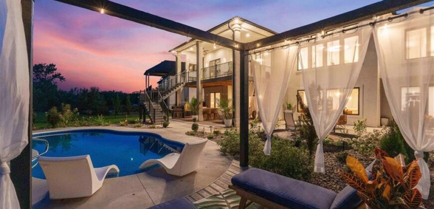 8685 NE Shoal Creek Valley Drive, Kansas City, MO 64157