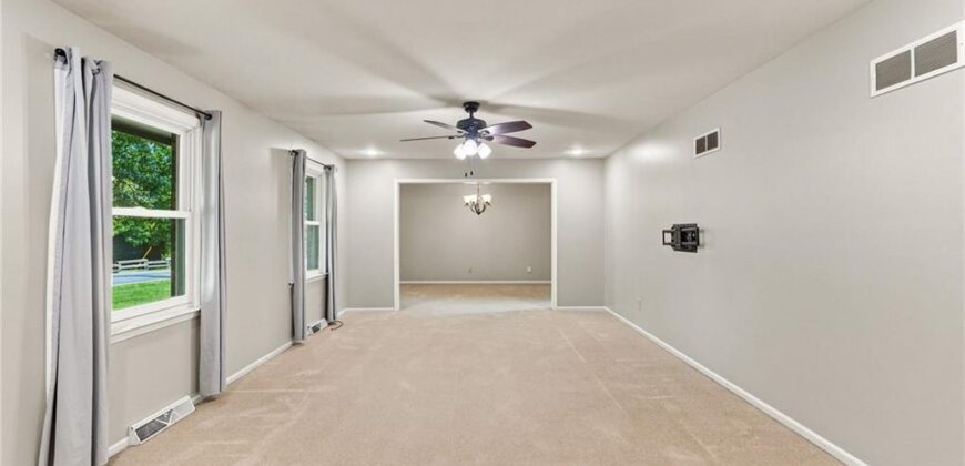 6830 NW Cross Road, Parkville, MO 64152