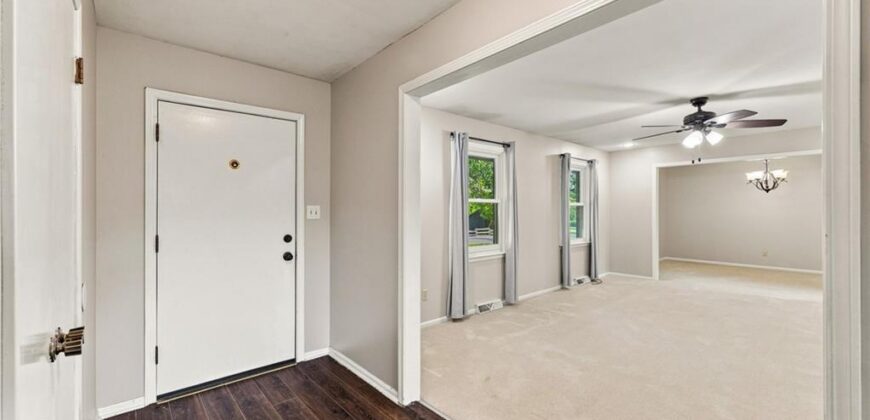 6830 NW Cross Road, Parkville, MO 64152