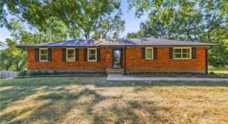 6830 NW Cross Road, Parkville, MO 64152