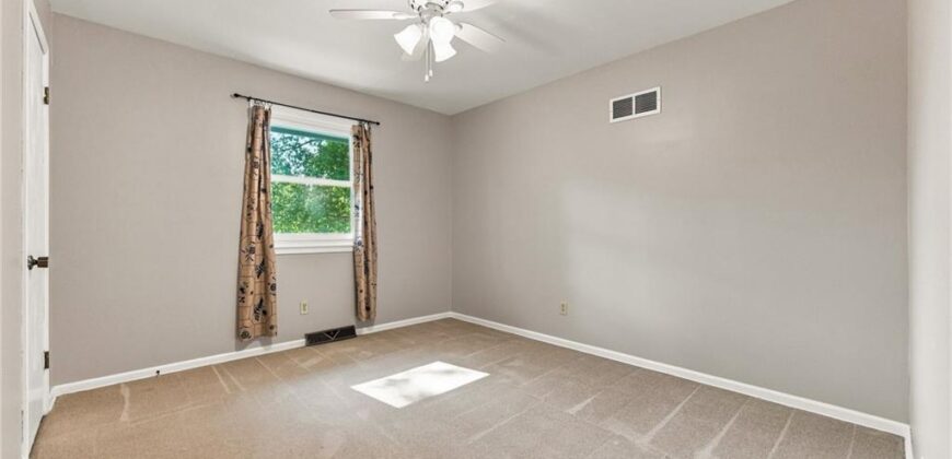 6830 NW Cross Road, Parkville, MO 64152