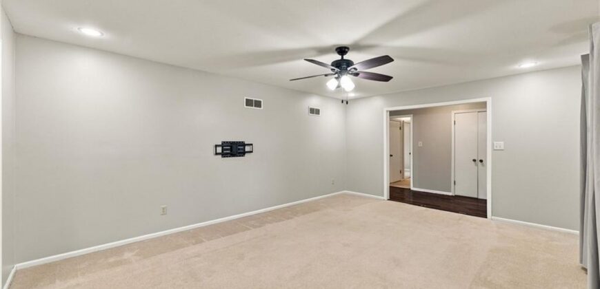 6830 NW Cross Road, Parkville, MO 64152