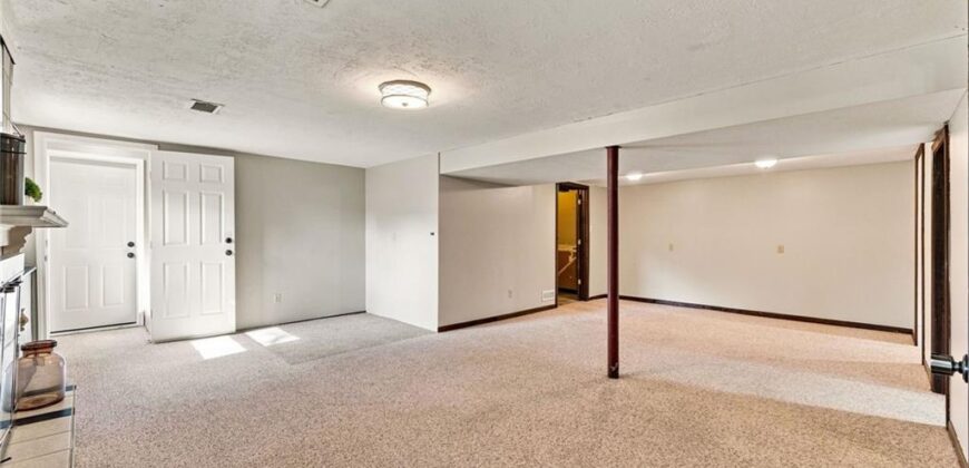 6830 NW Cross Road, Parkville, MO 64152