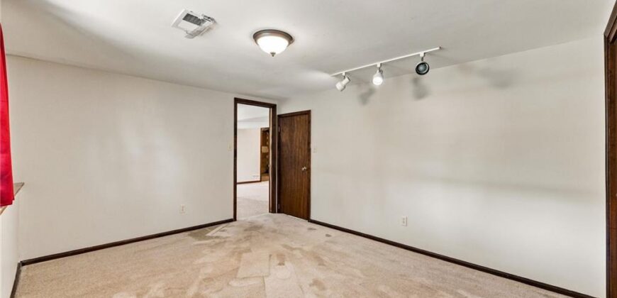6830 NW Cross Road, Parkville, MO 64152