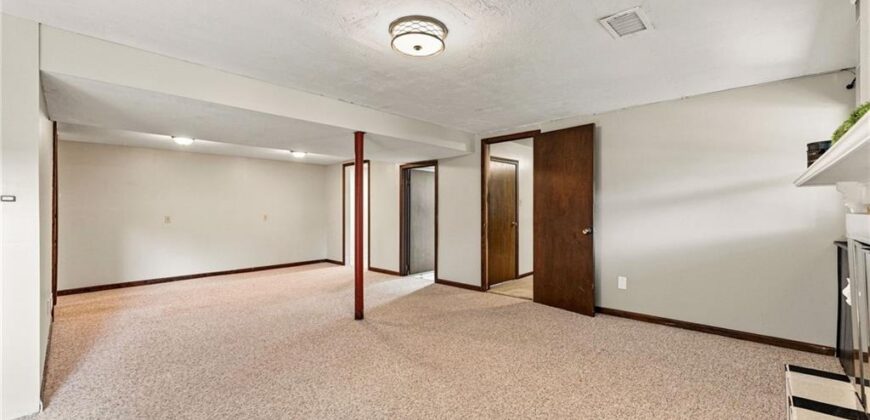 6830 NW Cross Road, Parkville, MO 64152