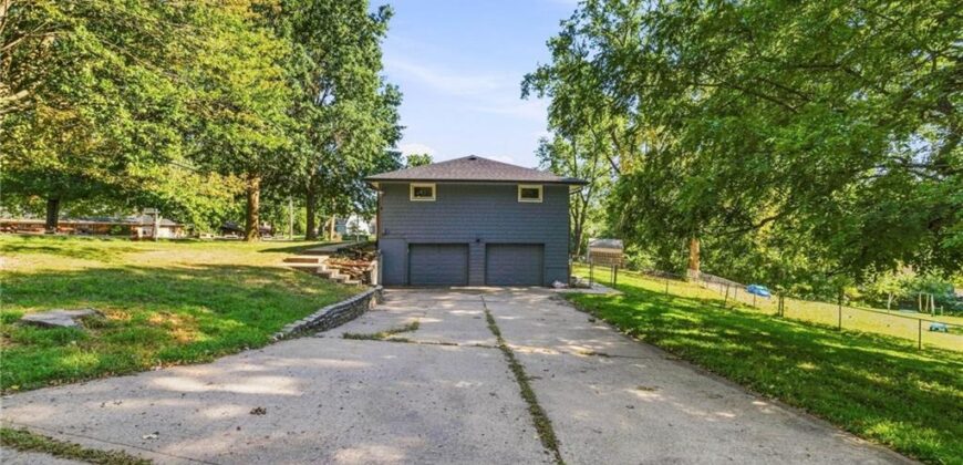 6830 NW Cross Road, Parkville, MO 64152