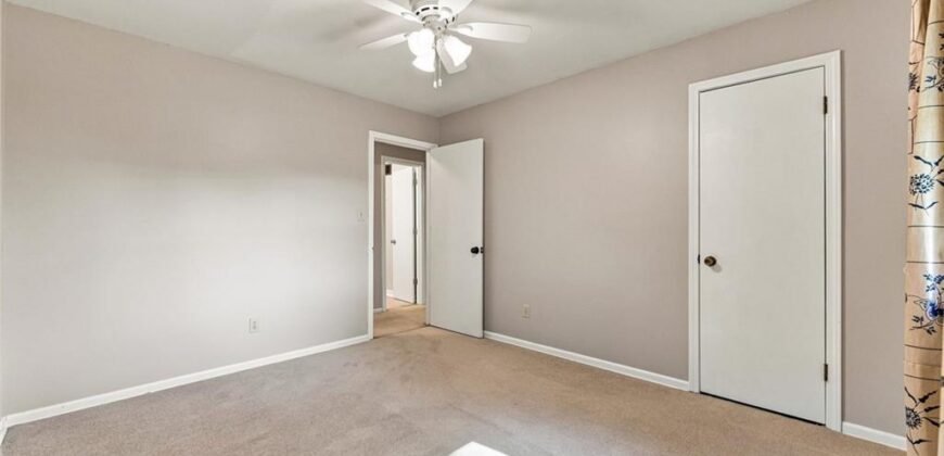 6830 NW Cross Road, Parkville, MO 64152