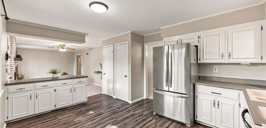 6830 NW Cross Road, Parkville, MO 64152