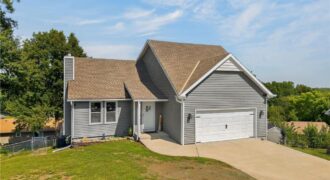 306 Lakeland Drive, Smithville, MO 64089