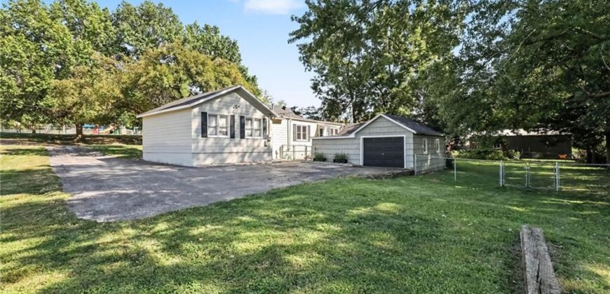 514 N MAPLE Avenue, Smithville, MO 64089
