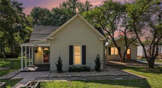 514 N MAPLE Avenue, Smithville, MO 64089