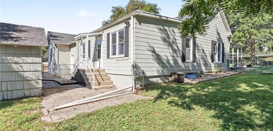 514 N MAPLE Avenue, Smithville, MO 64089