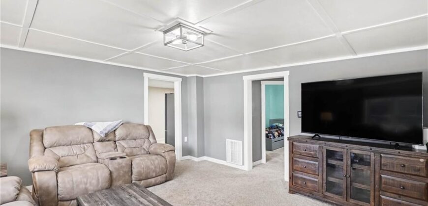 514 N MAPLE Avenue, Smithville, MO 64089