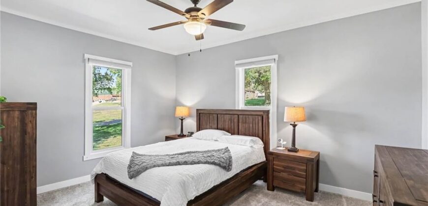 514 N MAPLE Avenue, Smithville, MO 64089