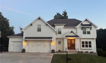 13829 Clear Creek Drive, Parkville, MO 64152