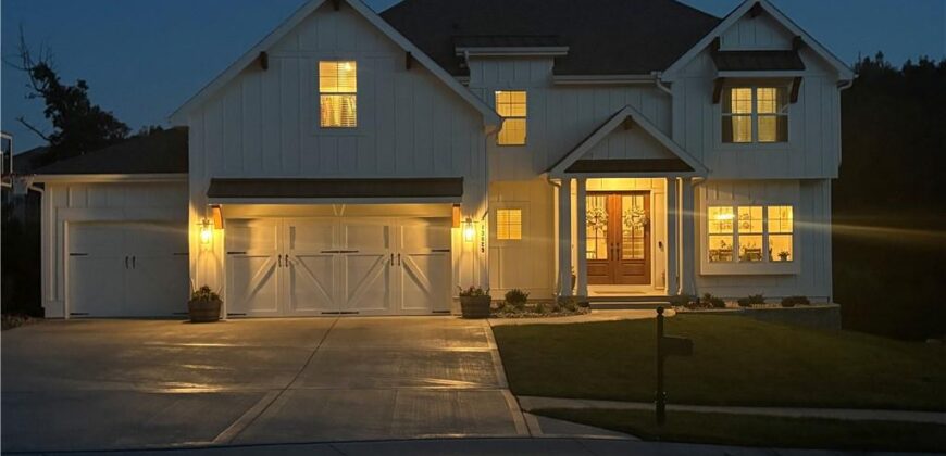 13829 Clear Creek Drive, Parkville, MO 64152