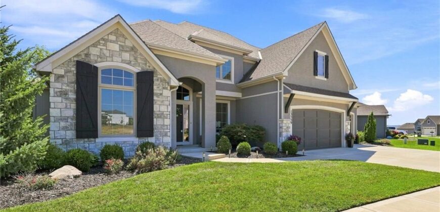 13559 Terrace Park Drive, Parkville, MO 64152
