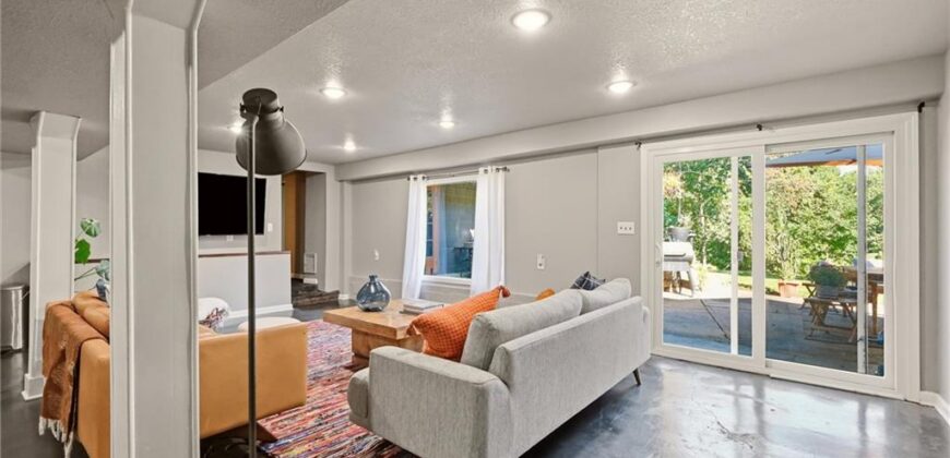 6004 NW Crystal Pool Drive, Platte Woods, MO 64151