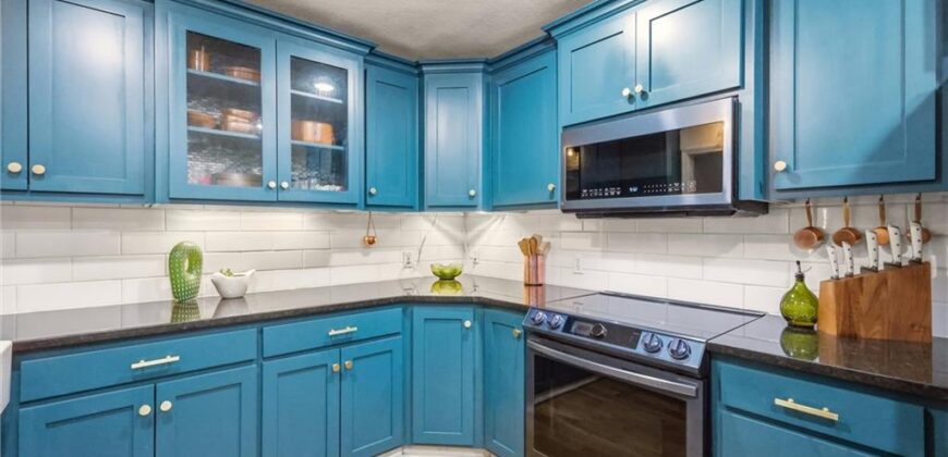 6004 NW Crystal Pool Drive, Platte Woods, MO 64151
