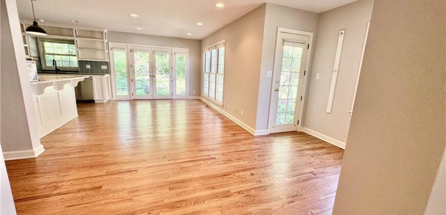818 East Street, Parkville, MO 64152