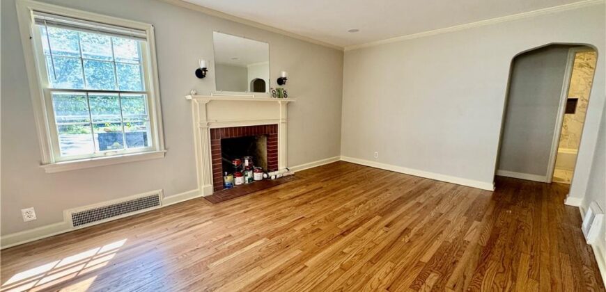 818 East Street, Parkville, MO 64152