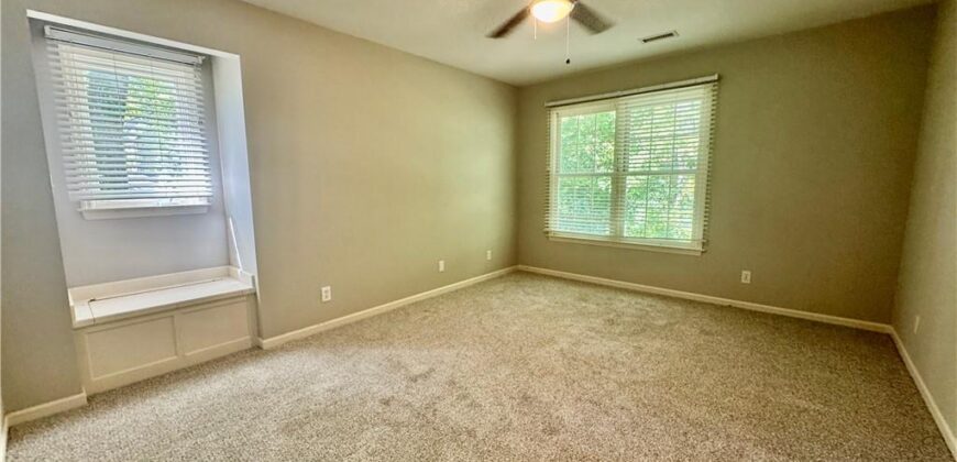 818 East Street, Parkville, MO 64152
