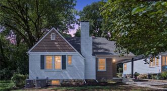 818 East Street, Parkville, MO 64152