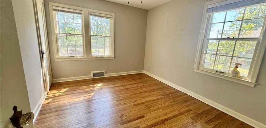 818 East Street, Parkville, MO 64152