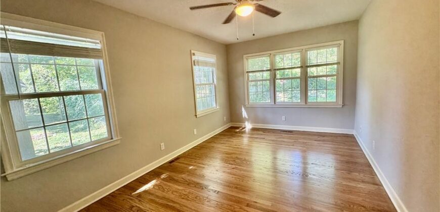 818 East Street, Parkville, MO 64152