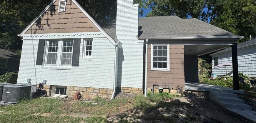 818 East Street, Parkville, MO 64152