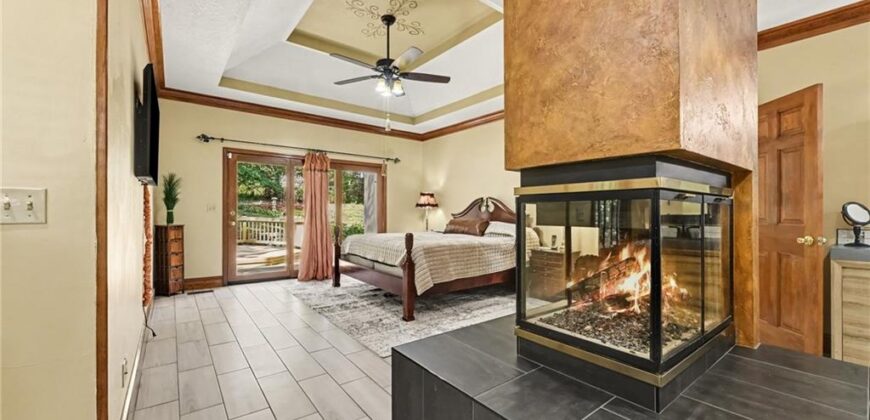 8225 NW Weatherby Drive, Weatherby Lake, MO 64152