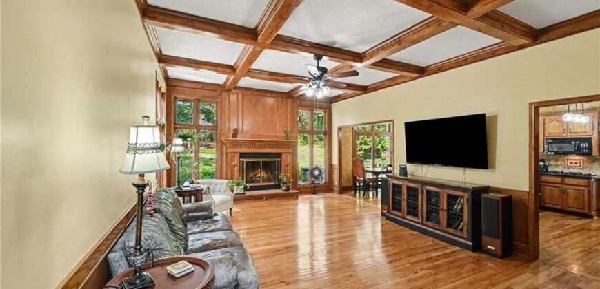8225 NW Weatherby Drive, Weatherby Lake, MO 64152
