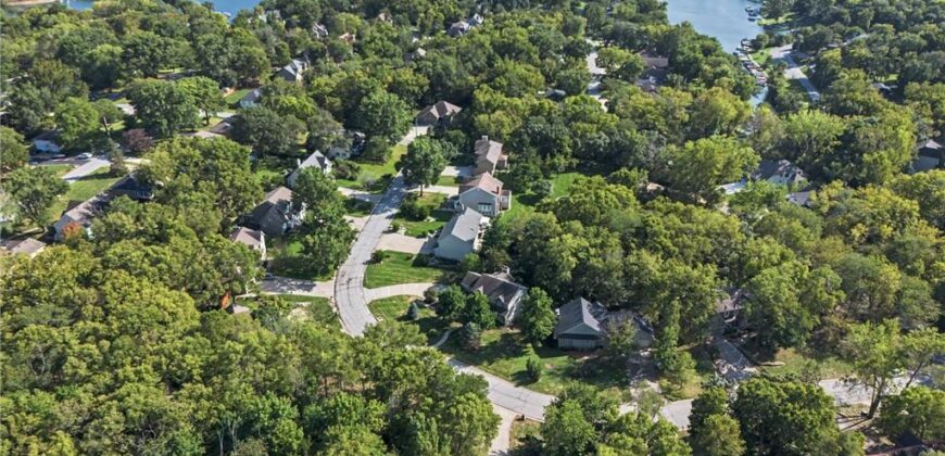 8225 NW Weatherby Drive, Weatherby Lake, MO 64152