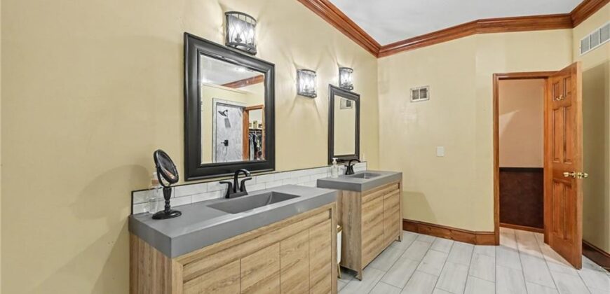 8225 NW Weatherby Drive, Weatherby Lake, MO 64152