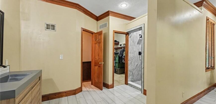 8225 NW Weatherby Drive, Weatherby Lake, MO 64152